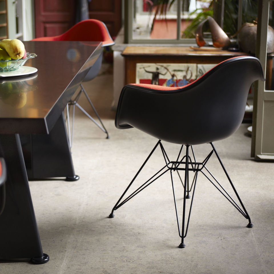 92024_Eames_Plastic_Chair_DAR_v_fullbleed_1440x